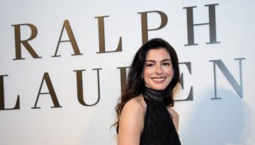 Ralph Lauren Fall 2026: Τα ρομαντικά χτενίσματα των celebrities και οι ζεστές καστανές αποχρώσεις πρωταγωνίστησαν
