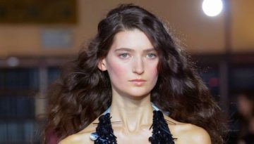 Sandy Liang FW26: Το «sleepy girl» look της συλλογής είναι η νέα πολυτελής εκδοχή της clean girl αισθητικής