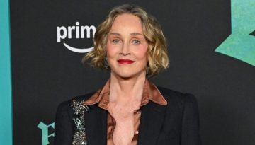 Sharon Stone: &Eta; &laquo;&alpha;&nu;&alpha;&nu;&epsilon;&omega;&mu;έ&nu;&eta;&raquo; &epsilon;&mu;&phi;ά&nu;&iota;&sigma;ή &tau;&eta;&sigmaf; &pi;&rho;&omicron;&kappa;ά&lambda;&epsilon;&sigma;&epsilon; &sigma;ύ&gamma;&chi;&upsilon;&sigma;&eta; &ndash; &Pi;ώ&sigmaf; &alpha;&nu;&tau;έ&delta;&rho;&alpha;&sigma;&alpha;&nu; &omicron;&iota; fans;