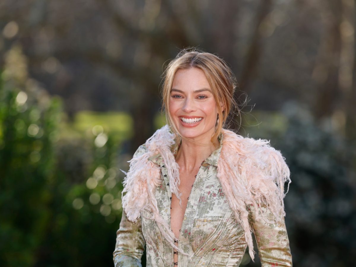 Sheer φόρεμα και skull print: Η Margot Robbie αναβιώνει το εμβληματικό μοτίβο των 00s που καθιέρωσε η Kate Moss