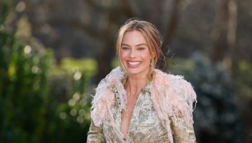 Sheer φόρεμα και skull print: Η Margot Robbie αναβιώνει το εμβληματικό μοτίβο των 00s που καθιέρωσε η Kate Moss