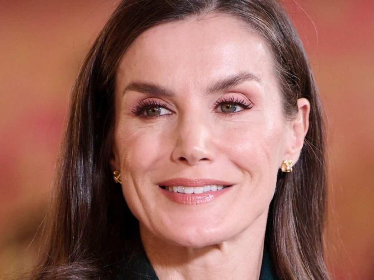 «Strobing»: Το γρήγορο makeup trick της βασίλισσας Letizia της Ισπανίας για πιο νεανική όψη