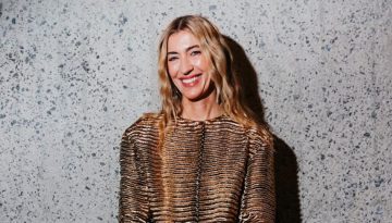 Ulla Johnson: &Pi;&rho;&omicron;&alpha;&nu;ή&gamma;&gamma;&epsilon;&iota;&lambda;&epsilon; &tau;&omicron; &lambda;&alpha;&nu;&sigma;ά&rho;&iota;&sigma;&mu;&alpha; &tau;&omega;&nu; &nu;έ&omega;&nu; &tau;&eta;&sigmaf; &alpha;&rho;&omega;&mu;ά&tau;&omega;&nu; &sigma;&tau;&eta;&nu; &Epsilon;&beta;&delta;&omicron;&mu;ά&delta;&alpha; &Mu;ό&delta;&alpha;&sigmaf; &tau;&eta;&sigmaf; &Nu;έ&alpha;&sigmaf; &Upsilon;ό&rho;&kappa;&eta;&sigmaf;