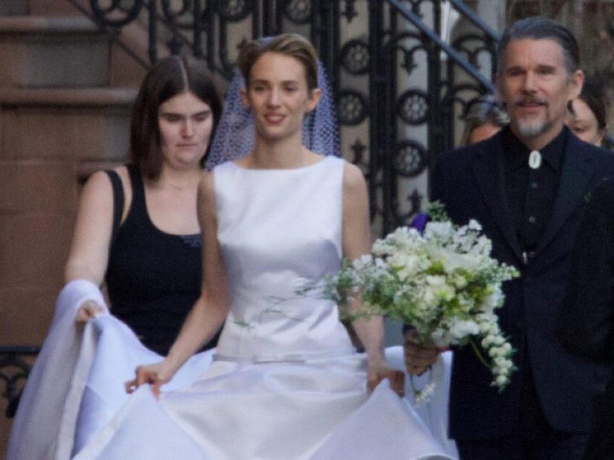 Uma Thurman &ndash; Ethan Hawke: &Eta; &kappa;ό&rho;&eta; &tau;&omicron;&upsilon;&sigmaf; Maya Hawke &pi;&alpha;&nu;&tau;&rho;&epsilon;ύ&tau;&eta;&kappa;&epsilon; &tau;&omicron;&nu; &alpha;&gamma;&alpha;&pi;&eta;&mu;έ&nu;&omicron; &tau;&eta;&sigmaf; &sigma;&epsilon; &mu;ί&alpha; &rho;&omicron;&mu;&alpha;&nu;&tau;&iota;&kappa;ή &tau;&epsilon;&lambda;&epsilon;&tau;ή &sigma;&tau;&eta; &Nu;έ&alpha; &Upsilon;ό&rho;&kappa;&eta;