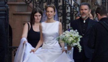 Uma Thurman &ndash; Ethan Hawke: &Eta; &kappa;ό&rho;&eta; &tau;&omicron;&upsilon;&sigmaf; Maya Hawke &pi;&alpha;&nu;&tau;&rho;&epsilon;ύ&tau;&eta;&kappa;&epsilon; &tau;&omicron;&nu; &alpha;&gamma;&alpha;&pi;&eta;&mu;έ&nu;&omicron; &tau;&eta;&sigmaf; &sigma;&epsilon; &mu;ί&alpha; &rho;&omicron;&mu;&alpha;&nu;&tau;&iota;&kappa;ή &tau;&epsilon;&lambda;&epsilon;&tau;ή &sigma;&tau;&eta; &Nu;έ&alpha; &Upsilon;ό&rho;&kappa;&eta;