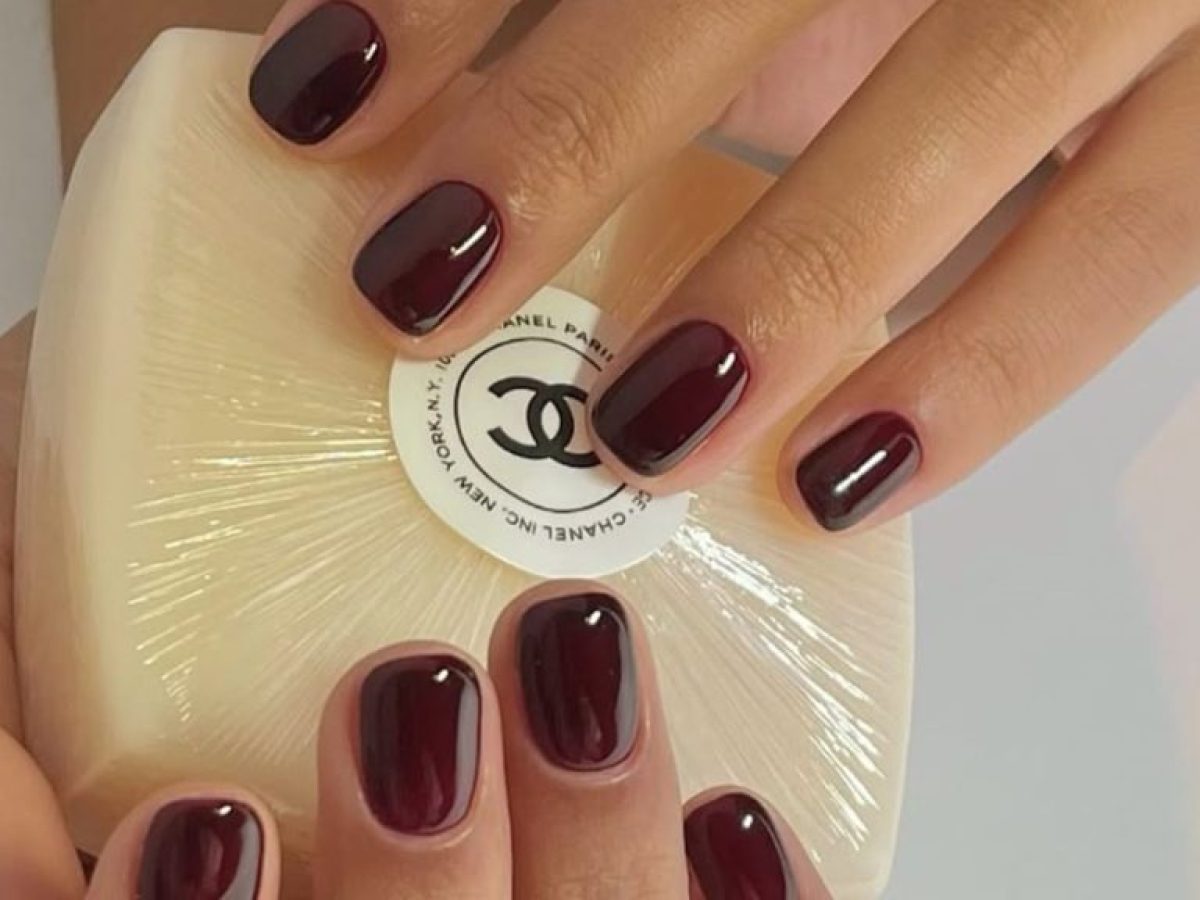 Αυτό είναι το χρώμα νυχιών που επιλέγουν όλα τα chic κορίτσια αυτήν τη στιγμή