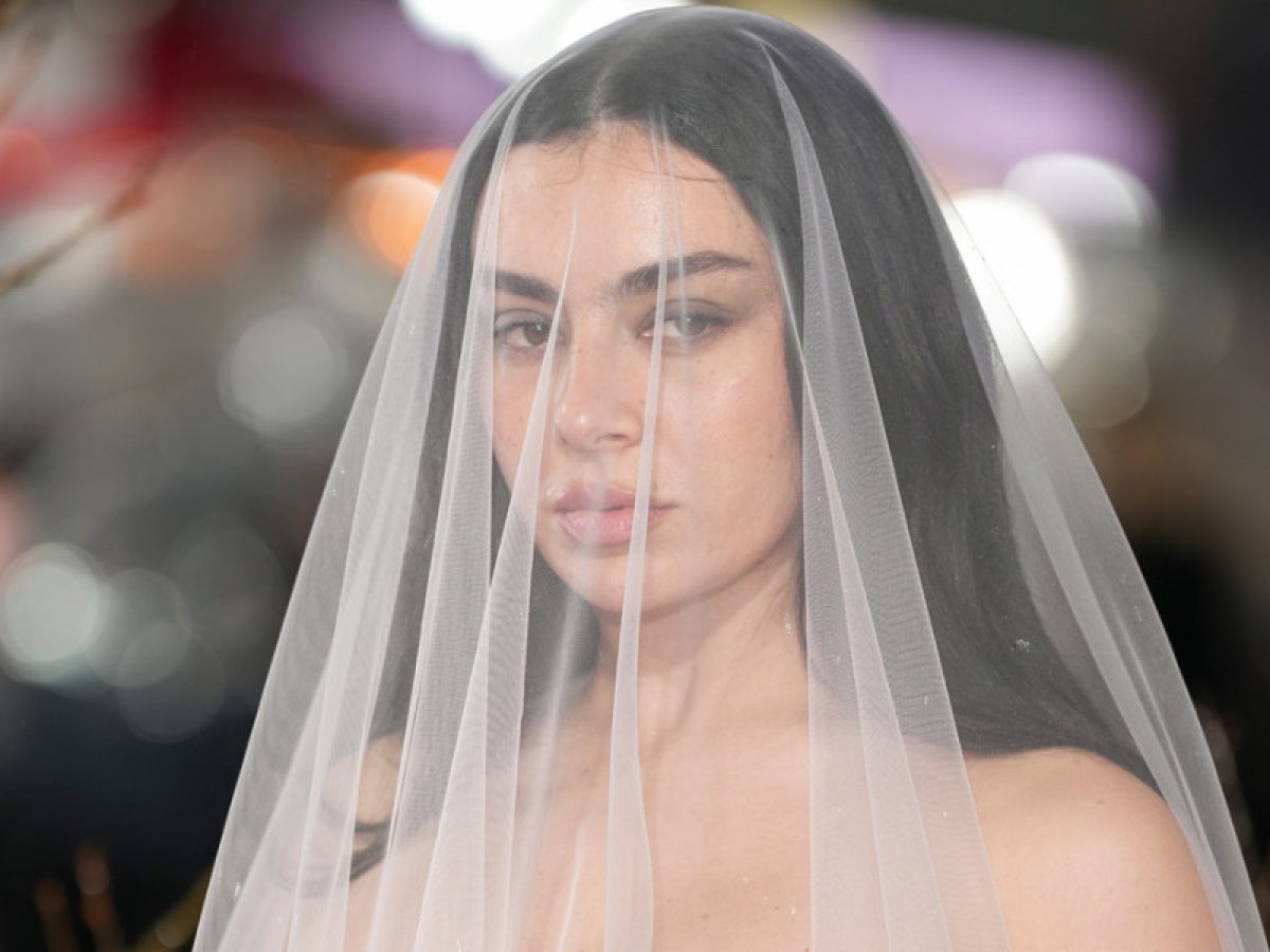 Δάκρυα, θολωμένα χείλη, ατίθασα μαλλιά… Τι είναι η τάση «dark romance» που «καίει» τα social media;