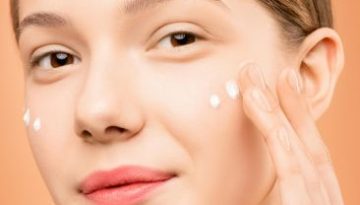 &Delta;&iota;&pi;&lambda;ό&sigmaf; &kappa;&alpha;&theta;&alpha;&rho;&iota;&sigma;&mu;ό&sigmaf;: &Tau;&omicron; beauty hack &pi;&omicron;&upsilon; &pi;&rho;&omicron;&tau;&epsilon;ί&nu;&omicron;&upsilon;&nu; &omicron;&iota; &epsilon;&iota;&delta;&iota;&kappa;&omicron;ί