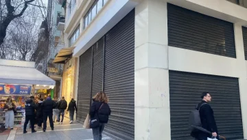 &Theta;&epsilon;&sigma;&sigma;&alpha;&lambda;&omicron;&nu;ί&kappa;&eta;: &Alpha;&nu;&omicron;ί&gamma;&epsilon;&iota; &sigma;&tau;&iota;&sigmaf; &alpha;&rho;&chi;έ&sigmaf; &Mu;&alpha;&rho;&tau;ί&omicron;&upsilon; &eta; COS &ndash; &Sigma;&kappa;&alpha;&nu;ά&rho;&epsilon;&iota; &tau;&eta;&nu; &alpha;&gamma;&omicron;&rho;ά &eta; H&M &gamma;&iota;&alpha; &tau;&eta;&nu; ARKET