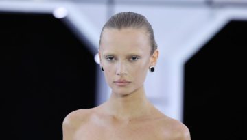Εβδομάδα Μόδας Λονδίνο: Τα beauty looks που ξεχώρισαν – Από τα εκκεντρικά λουλούδια στα μαλλιά μέχρι το απόλυτο no make up