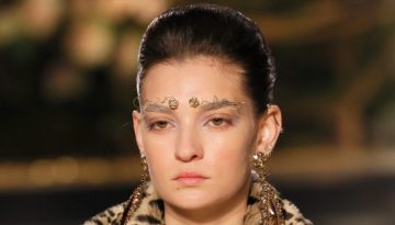 Εβδομάδα Μόδας Μιλάνο: Στο show του Antonio Marras το pastel liner συνδυάζεται με μεταλλικά αξεσουάρ και απίθανα french twist