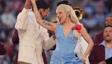 Γιατί μιλάνε όλοι για το flamenco dress που φόρεσε η Lady Gaga στο Super Bowl;