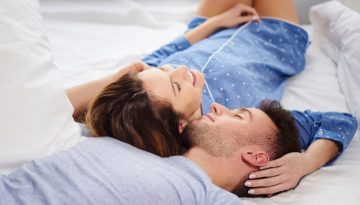 Γιατί ο γυμνός ύπνος ενισχύει την οικειότητα ενός ζευγαριού