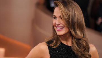 Γκρίζα μαλλιά: Η Jennifer Garner υιοθετεί την πιο φυσική τεχνική για να τα αναδείξει