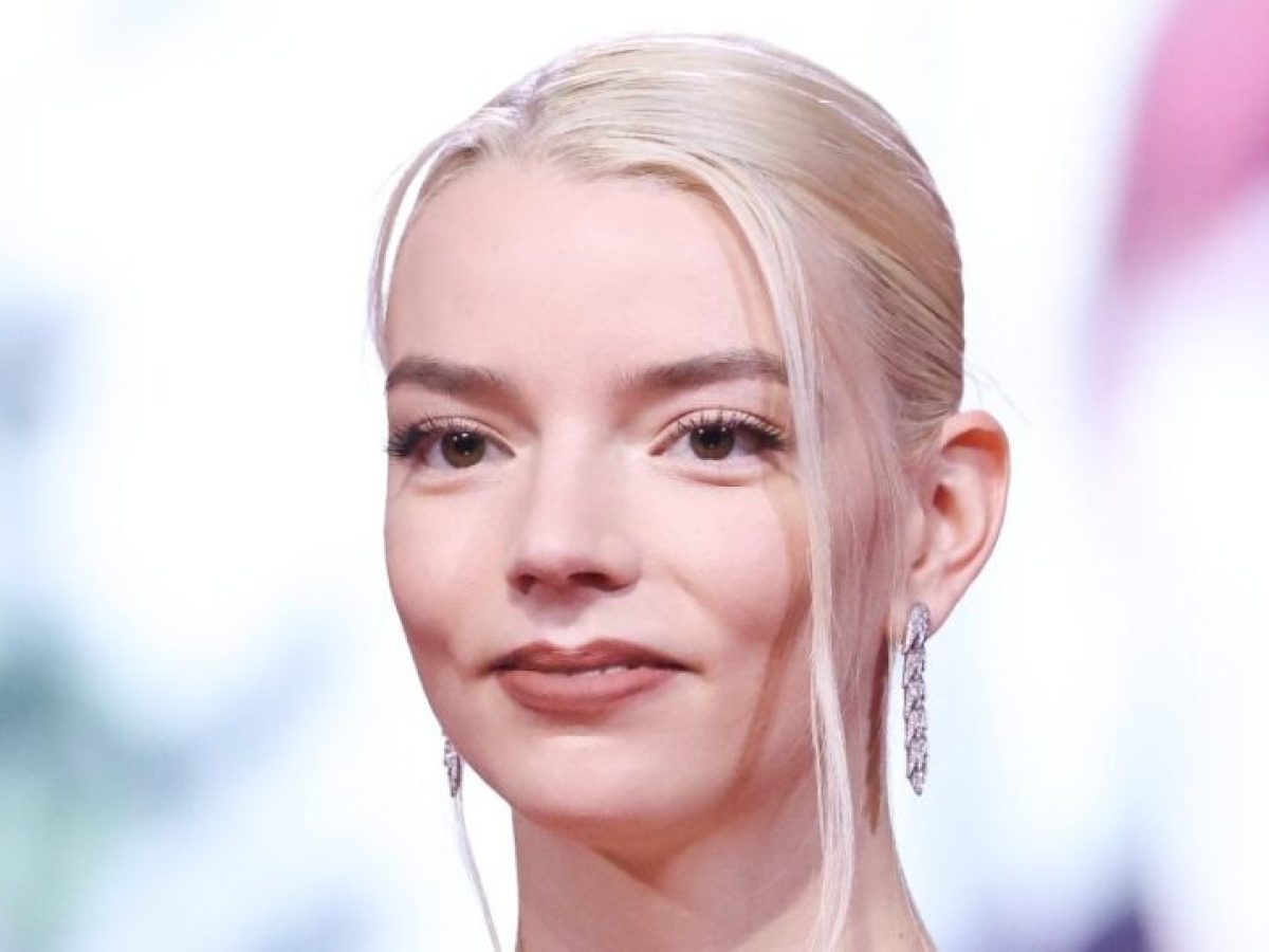 Η Anya Taylor-Joy φόρεσε τη σκιά που πρέπει να υπάρχει μόνιμα στο νεσεσέρ σου