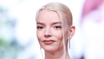 &Eta; Anya Taylor-Joy &phi;ό&rho;&epsilon;&sigma;&epsilon; &tau;&eta; &sigma;&kappa;&iota;ά &pi;&omicron;&upsilon; &pi;&rho;έ&pi;&epsilon;&iota; &nu;&alpha; &upsilon;&pi;ά&rho;&chi;&epsilon;&iota; &mu;ό&nu;&iota;&mu;&alpha; &sigma;&tau;&omicron; &nu;&epsilon;&sigma;&epsilon;&sigma;έ&rho; &sigma;&omicron;&upsilon;