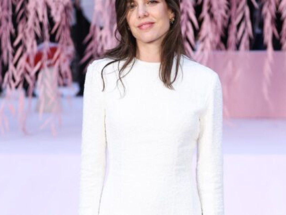 Η Charlotte Casiraghi φόρεσε τα νέα δίχρωμα παπούτσια της Chanel