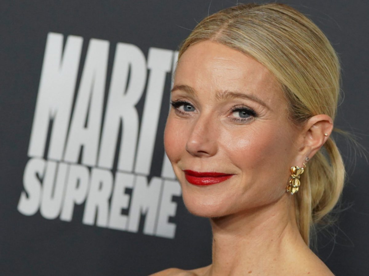 Η Gwyneth Paltrow υιοθέτησε κι εκείνη τη «θεωρία του κόκκινου κραγιόν», τη νεανική τάση μακιγιάζ που έχει γίνει viral στα social media