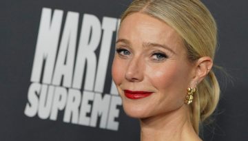 Η Gwyneth Paltrow υιοθέτησε κι εκείνη τη «θεωρία του κόκκινου κραγιόν», τη νεανική τάση μακιγιάζ που έχει γίνει viral στα social media