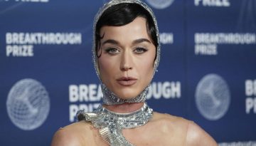 Η Katy Perry υιοθέτησε δυναμικά την “cheugy” τάση του peplum