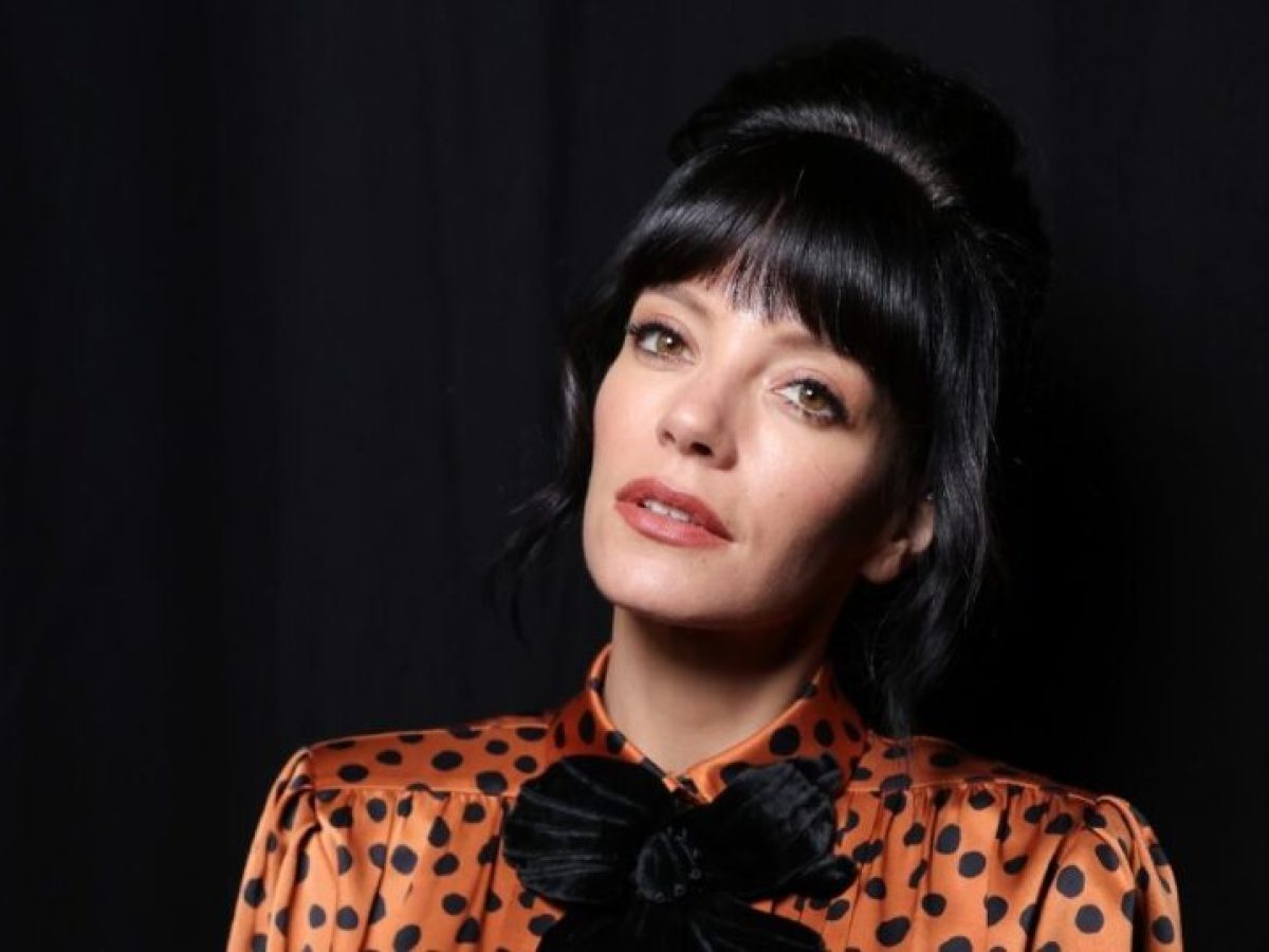 Η Lily Allen στην τελευταία της εμφάνιση με Amy Winehouse vibes – Θα το δοκίμαζες;