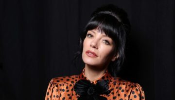 Η Lily Allen στην τελευταία της εμφάνιση με Amy Winehouse vibes – Θα το δοκίμαζες;