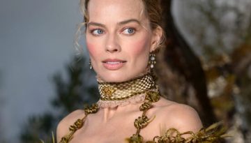 Η Margot Robbie εντυπωσιάζει στο Λονδίνο με «γυμνό» φόρεμα από την Dilara Findikoglu