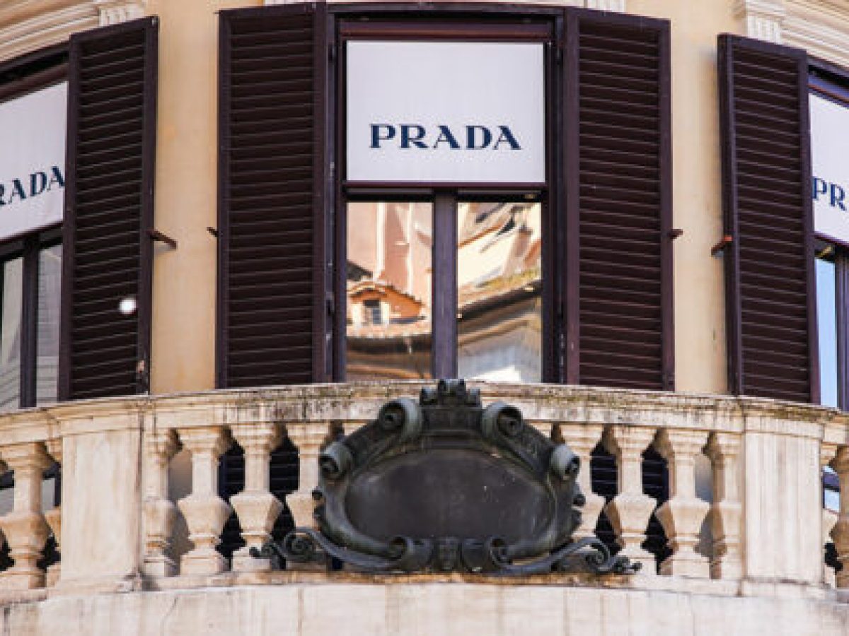 Η Prada διακόπτει τη συνεργασία με εκατοντάδες Ιταλούς προμηθευτές μετά από διαπιστώσεις παραβιάσεων εργασιακών κανόνων