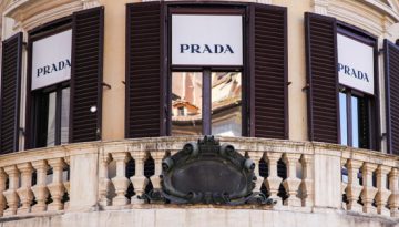 &Eta; Prada &delta;&iota;&alpha;&kappa;ό&pi;&tau;&epsilon;&iota; &tau;&eta; &sigma;&upsilon;&nu;&epsilon;&rho;&gamma;&alpha;&sigma;ί&alpha; &mu;&epsilon; &epsilon;&kappa;&alpha;&tau;&omicron;&nu;&tau;ά&delta;&epsilon;&sigmaf; &Iota;&tau;&alpha;&lambda;&omicron;ύ&sigmaf; &pi;&rho;&omicron;&mu;&eta;&theta;&epsilon;&upsilon;&tau;έ&sigmaf; &mu;&epsilon;&tau;ά &alpha;&pi;ό &delta;&iota;&alpha;&pi;&iota;&sigma;&tau;ώ&sigma;&epsilon;&iota;&sigmaf; &pi;&alpha;&rho;&alpha;&beta;&iota;ά&sigma;&epsilon;&omega;&nu; &epsilon;&rho;&gamma;&alpha;&sigma;&iota;&alpha;&kappa;ώ&nu; &kappa;&alpha;&nu;ό&nu;&omega;&nu;
