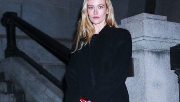 Η Sarah Pidgeon εμπνεύστηκε από το στυλ της Carolyn Bessette για την εμφάνισή της στο σόου Khaite