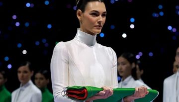 Η Vittoria Ceretti κρατά την ιταλική σημαία με λευκό Giorgio Armani φόρεμα στην τελετή έναρξης των Χειμερινών Ολυμπιακών Αγώνων 2026