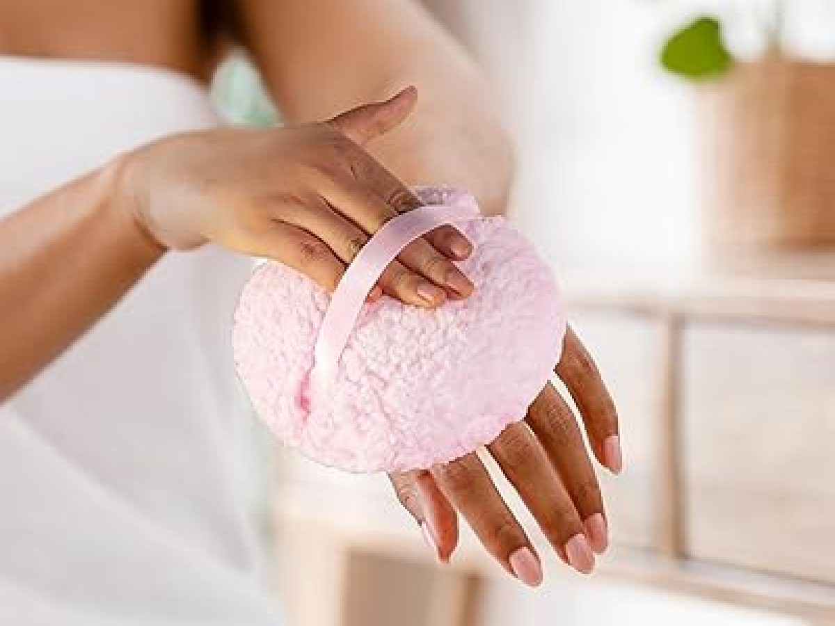 Η αρωματική πούδρα είναι το διαχρονικό μυστικό για φρεσκάδα που διαρκεί όλη μέρα