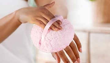 Η αρωματική πούδρα είναι το διαχρονικό μυστικό για φρεσκάδα που διαρκεί όλη μέρα