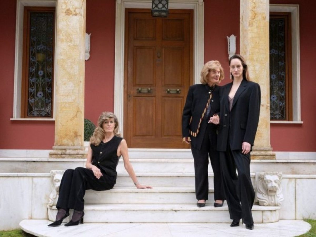 Οι Ελληνίδες Έρη, Ηρώ και Εράνθη στη νέα καμπάνια Versace – Όταν η ιστορική μπουτίκ τους στο Κολωνάκι έφερε τον οίκο στην Ελλάδα