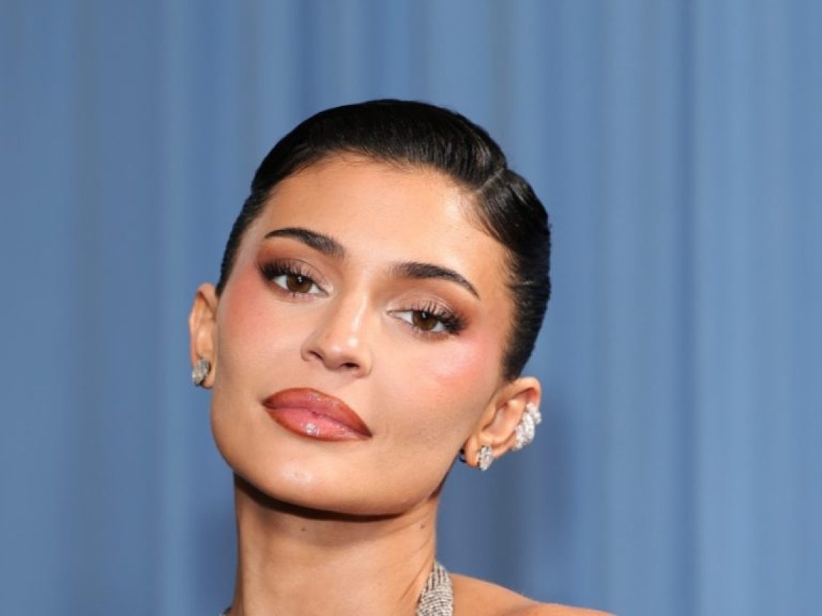 Η Κάιλι Τζένερ ποζάρει με βαμβακερά εσώρουχα για τη νέα καμπάνια της Skims