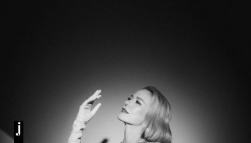 Η Ναόμι Γουότς αλά Τζάκι Κένεντι: Το Balenciaga φόρεμα και τα Cartier σκουλαρίκια αξίας άνω των 130.000 δολαρίων