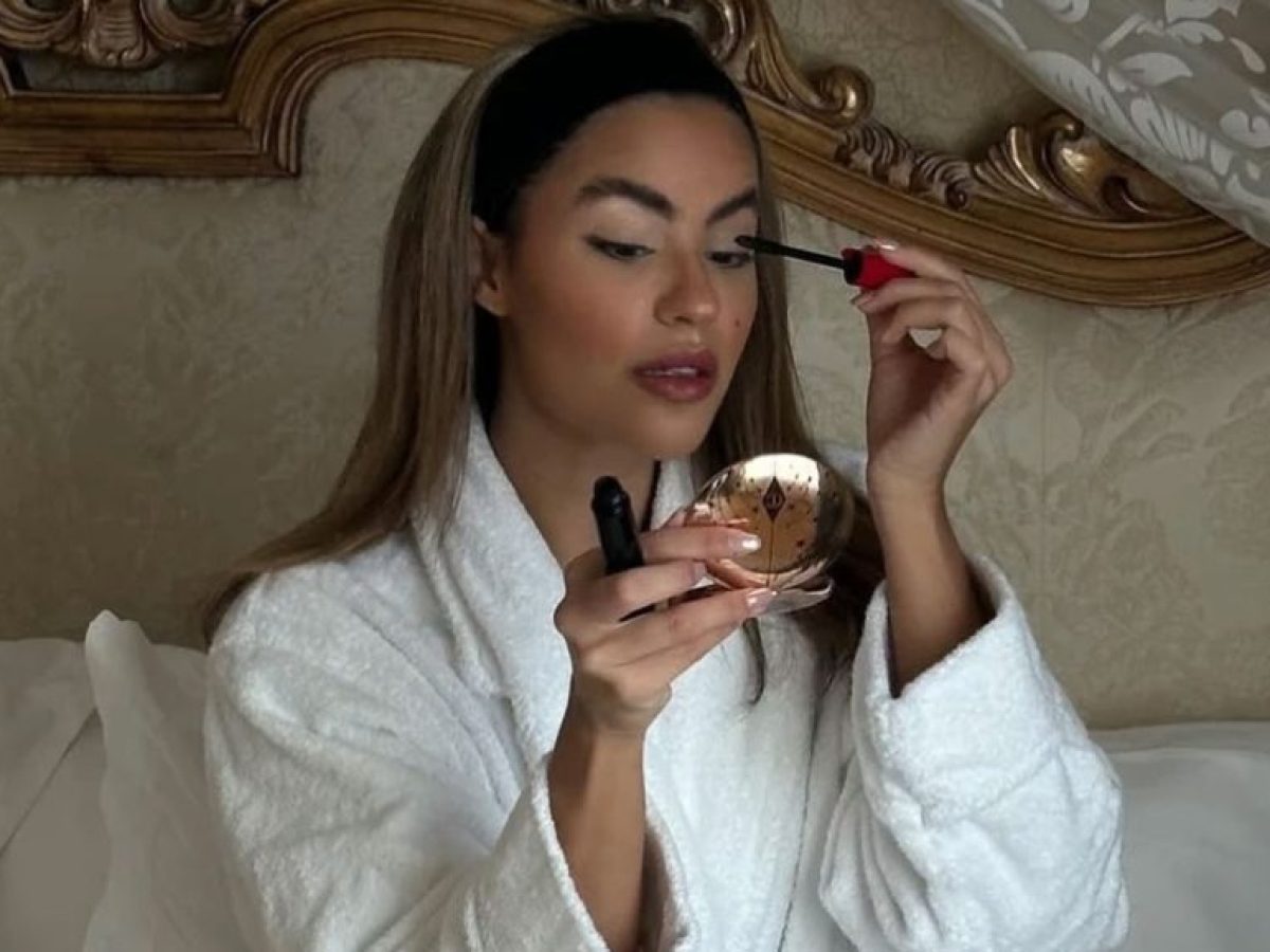 Η νοσταλγία των Y2K επιστρέφει δυναμικά: Αυτή είναι η πιο viral απόχρωση κραγιόν αυτή τη στιγμή!