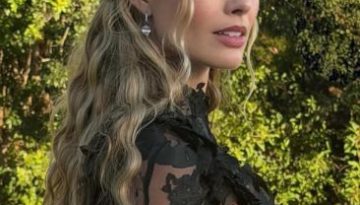 Κι όμως, η Margot Robbie φορά lip balm 6 δολαρίων στα Ανεμοδαρμένα ύψη
