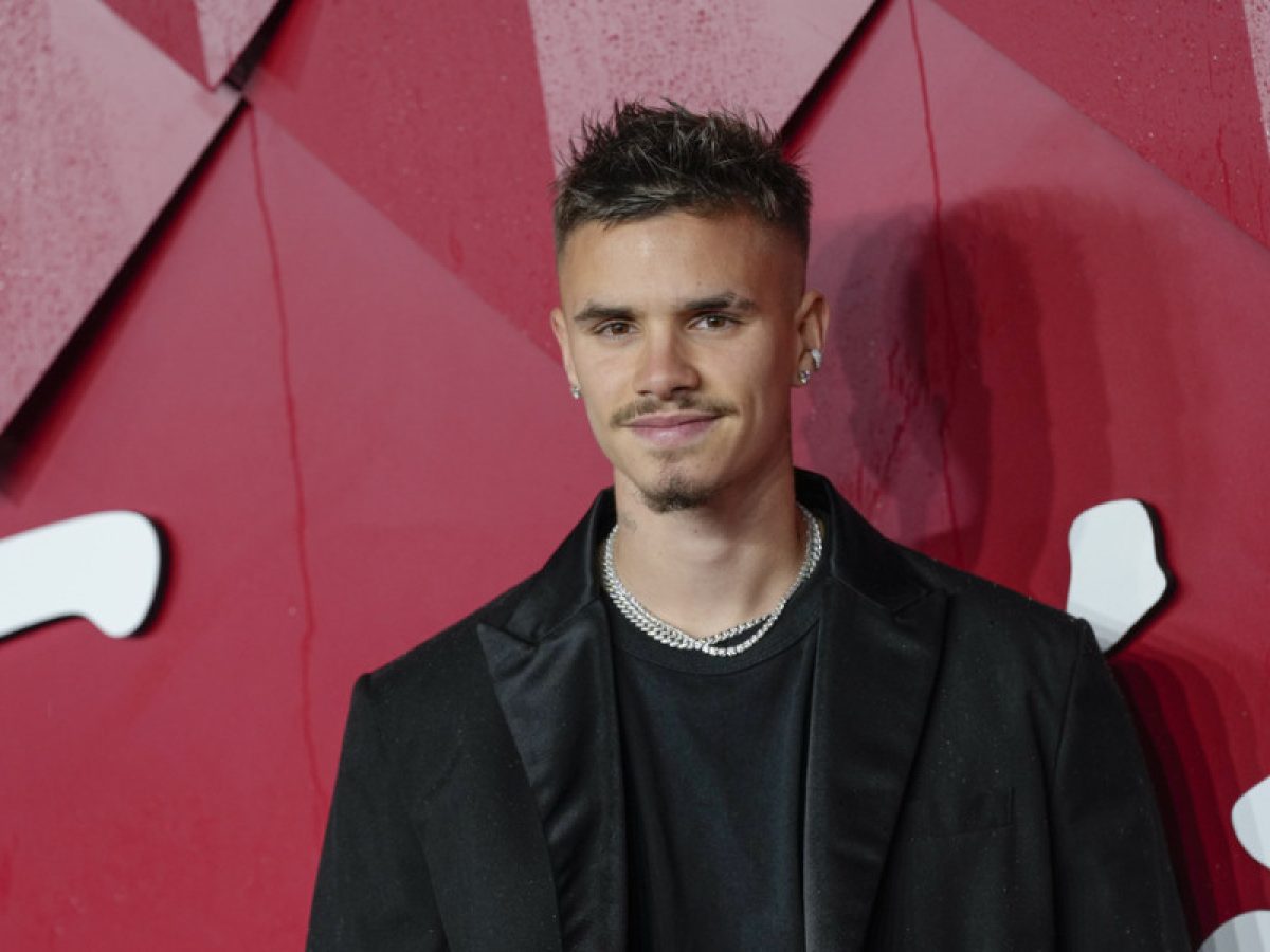 Μακριά από τις οικογενειακές εντάσεις, ο Romeo Beckham περπατά στην πασαρέλα για τη Burberry