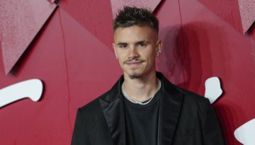 Μακριά από τις οικογενειακές εντάσεις, ο Romeo Beckham περπατά στην πασαρέλα για τη Burberry