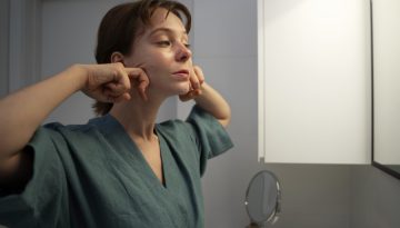 Μασάζ, SPF, ύπνος… Αυτές οι 8 συνήθειες γεμίζουν την επιδερμίδα χωρίς ενέσεις