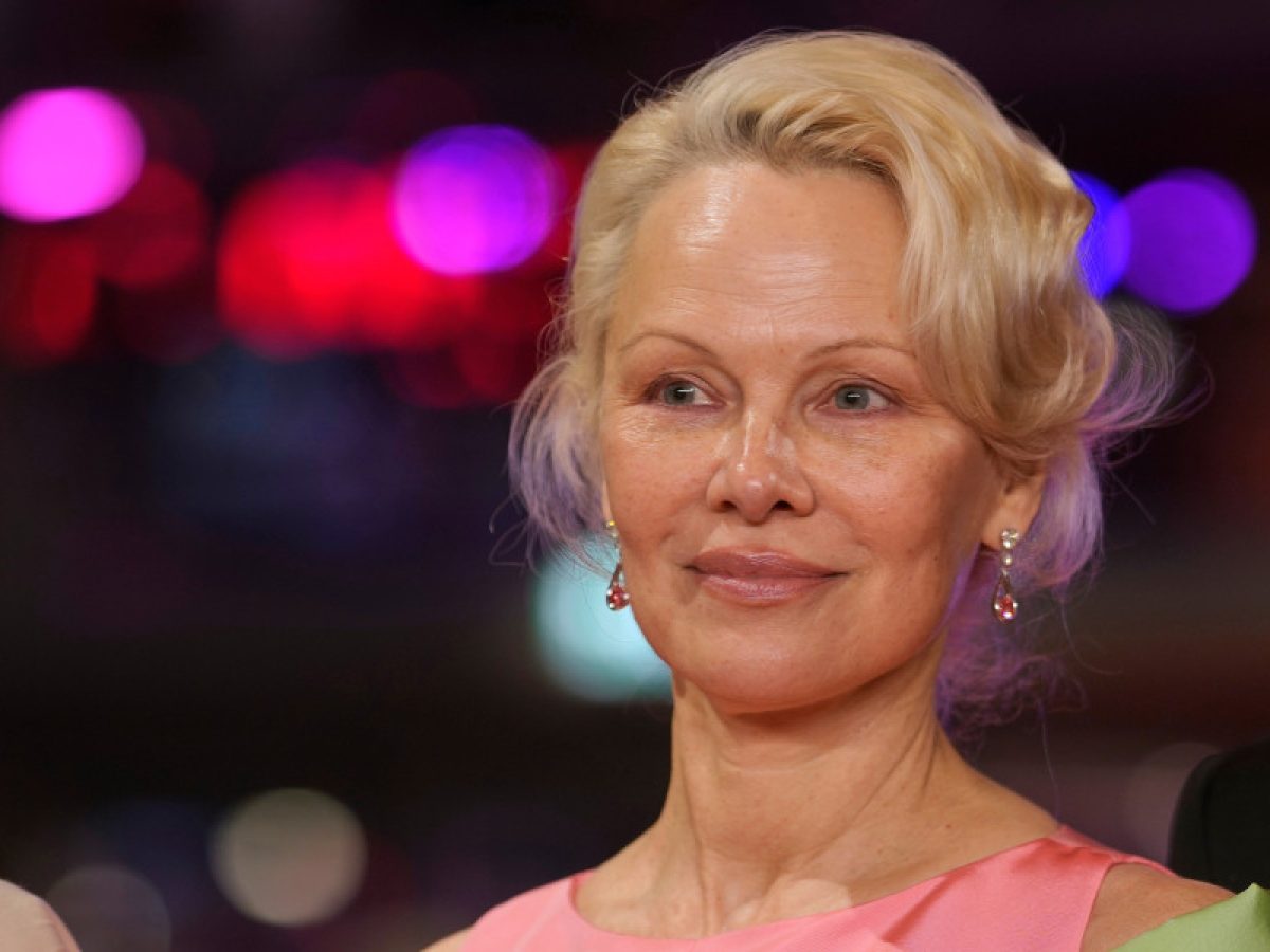 Μία ροζ πινελιά αρκεί: Η Pamela Anderson υπογράφει το beauty trend της άνοιξης 2026