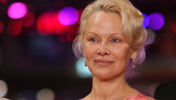 Μία ροζ πινελιά αρκεί: Η Pamela Anderson υπογράφει το beauty trend της άνοιξης 2026