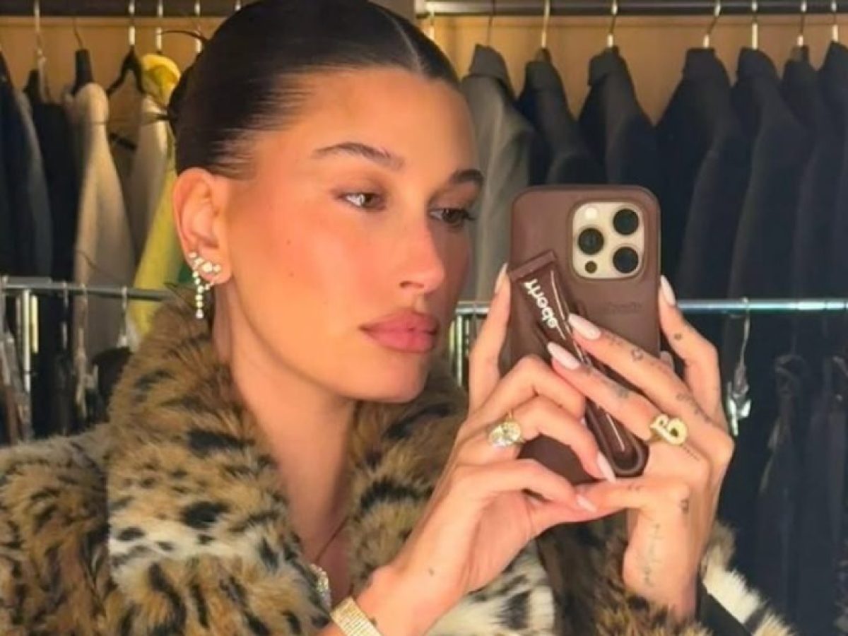 Νύχια καθρέφτης: 15 looks που θα σε γεμίσουν κομπλιμέντα