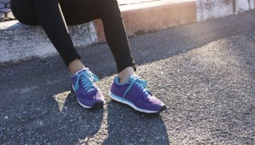 Όχι μαύρο, όχι λευκό: Αυτό το χρώμα sneakers είναι η τάση για την άνοιξη