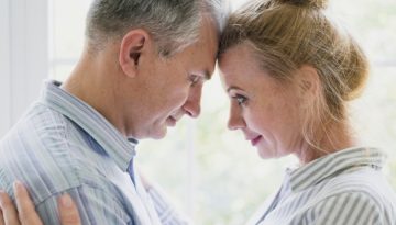 Πώς η ηλικία και η εμμηνόπαυση αλλάζουν αυτό που μας ελκύει στους άνδρες