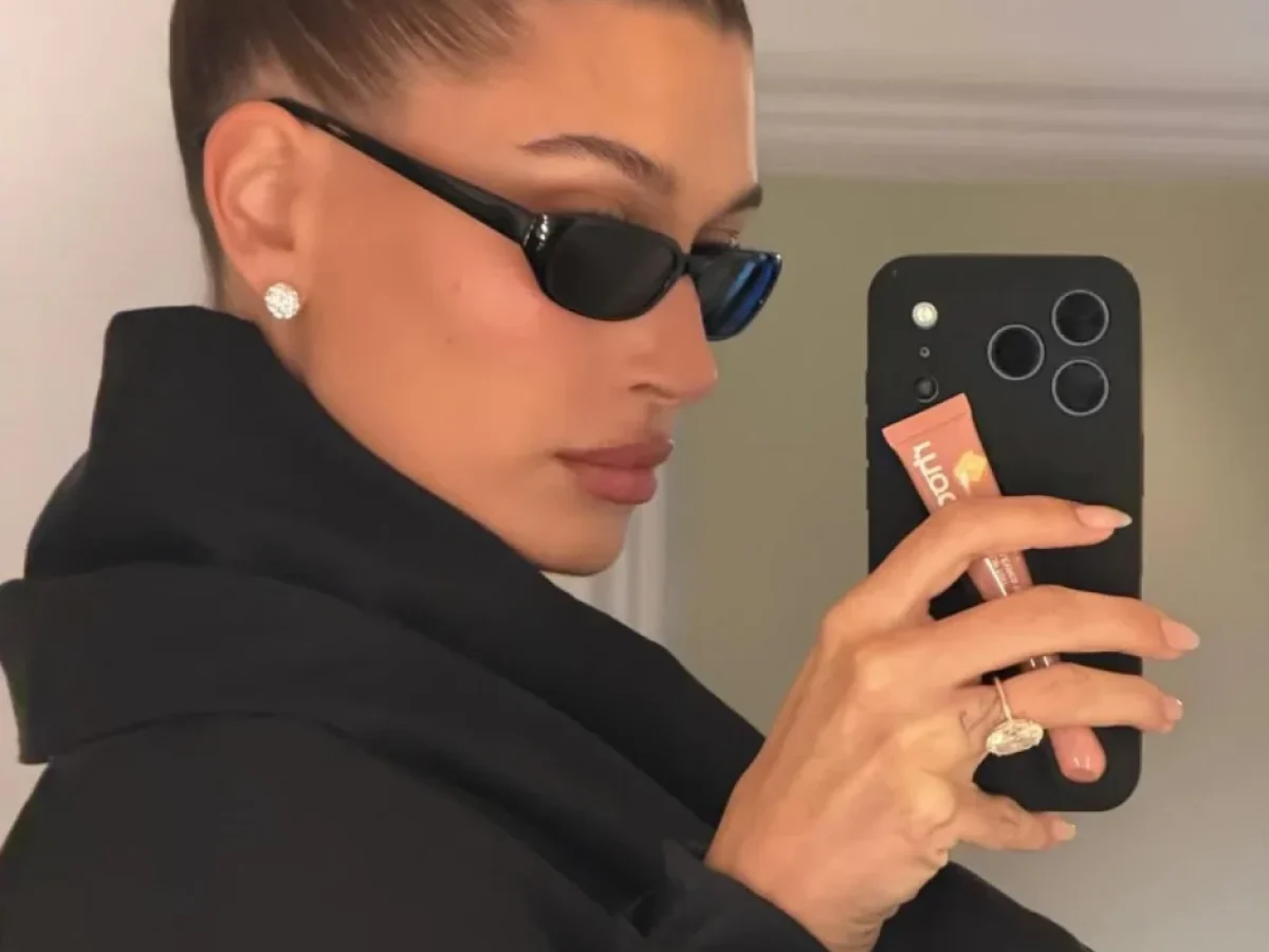 Πώς η θήκη κινητού έγινε το πιο απροσδόκητο σύμβολο status της Gen Z