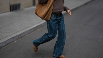 Πώς να συνδυάσετε μπλούζα και τζιν για να μην φαίνεται παλιομοδίτικο