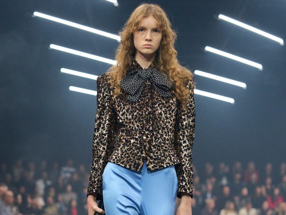 Σατέν παντελόνι: H τάση που πρέπει να δοκιμάσετε