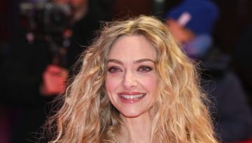 Σγουρά μαλλιά: Η Amanda Seyfried σου δείχνει δύο διαφορετικούς τρόπους styling για πρωί και βράδυ